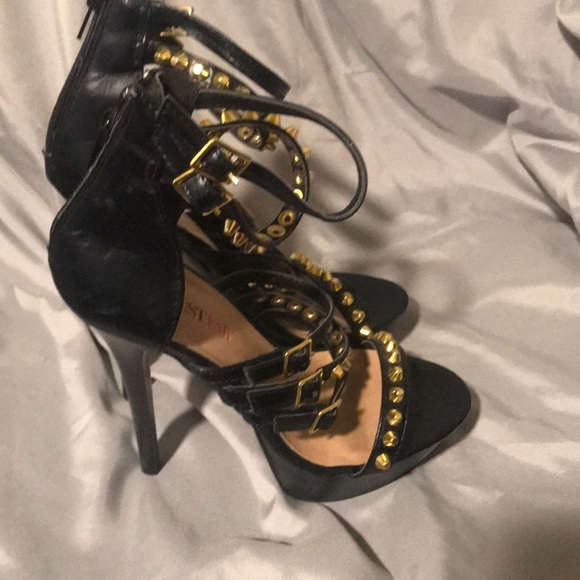 Black high heels - Picture 2 of 3